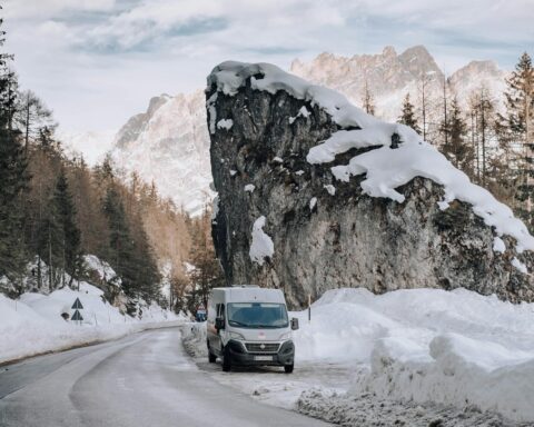 Een camper geparkeerd in een winterlandschap