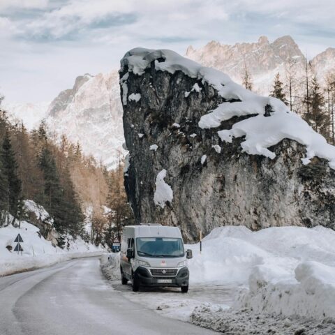 Een camper geparkeerd in een winterlandschap