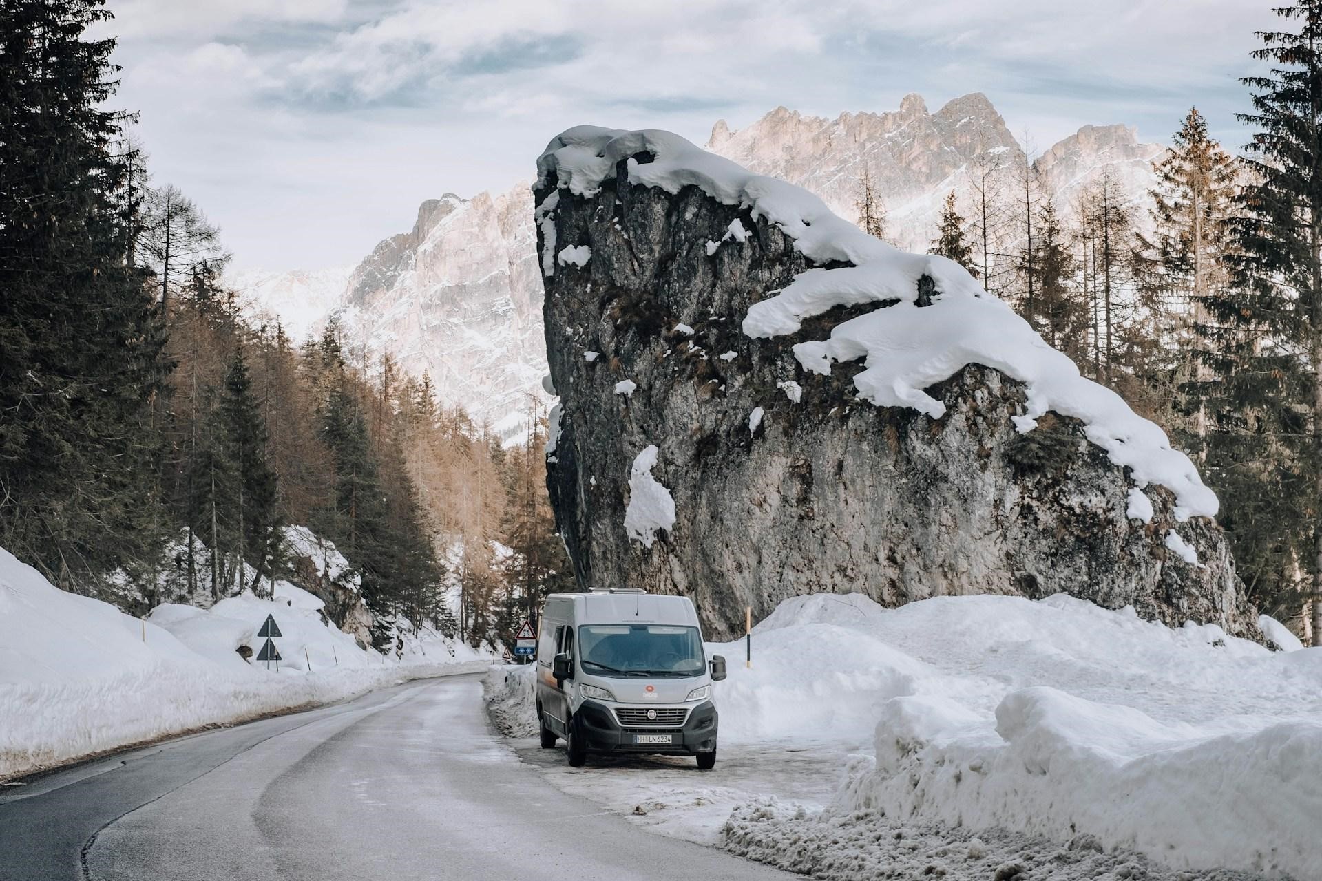 Een camper geparkeerd in een winterlandschap