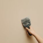 Geef die kale muur in je woonkamer snel een unieke look